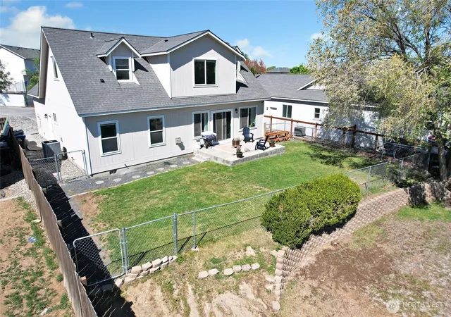 Photo 3 of Sale Pending at 901 W Windrose Dr, Moses Lake, WA 98837 | MLS# NWM2507724 | Listing updated on 2026-09-28