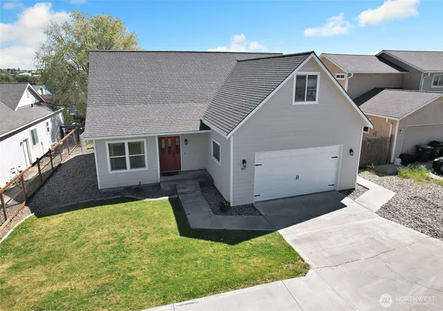 Photo 4 of Sale Pending at 901 W Windrose Dr, Moses Lake, WA 98837 | MLS# NWM2507724 | Listing updated on 2026-09-28