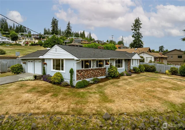 Photo 3 of Single family home for sale at 690 Maplewood Loop, Oak Harbor, WA 98277 | MLS# NWM2507803 | Listing updated on 2026-08-23