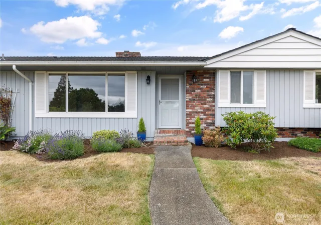 Photo 3 of Single family home for sale at 690 Maplewood Loop, Oak Harbor, WA 98277 | MLS# NWM2507803 | Listing updated on 2026-08-23