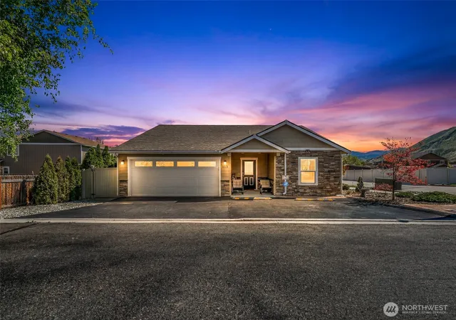 Photo 2 of Single family home for sale at 628 Craig Ave, Wenatchee, WA 98801 | MLS# NWM2507854 | Listing updated on 2026-09-21