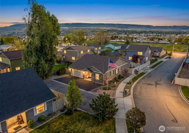 Photo 3 of Single family home for sale at 628 Craig Ave, Wenatchee, WA 98801 | MLS# NWM2507854 | Listing updated on 2026-09-21