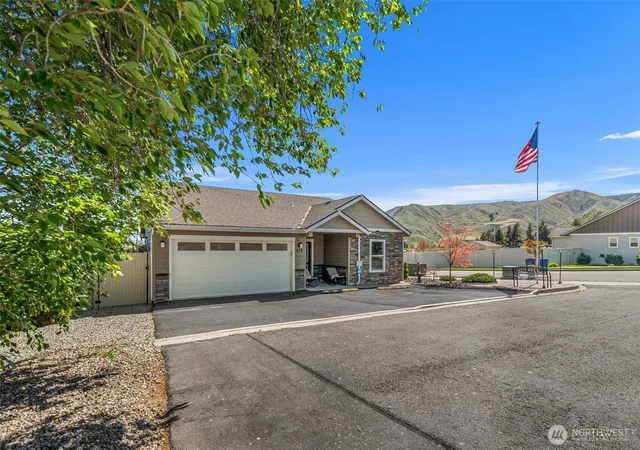Photo 3 of Single family home for sale at 628 Craig Ave, Wenatchee, WA 98801 | MLS# NWM2507854 | Listing updated on 2026-09-21