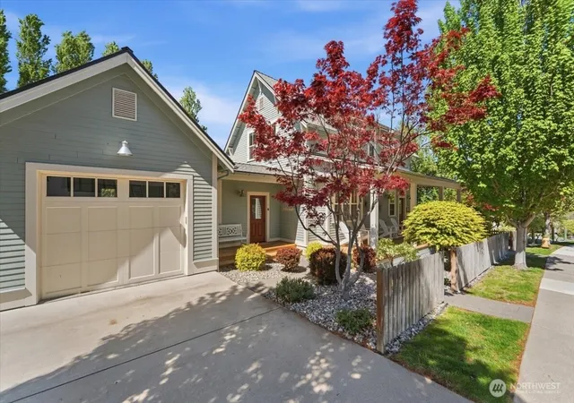 Photo 3 of Sale Pending at 216 Porcupine Ln, Chelan, WA 98816 | MLS# NWM2507938 | Listing updated on 2026-09-20