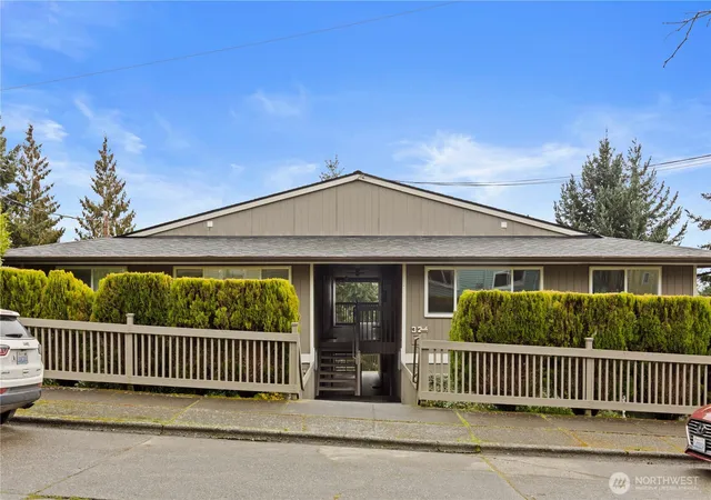 Photo 3 of Sale Pending at 324 S Lafayette Ave, Bremerton, WA 98312 | MLS# NWM2508012 | Listing updated on 2026-09-25