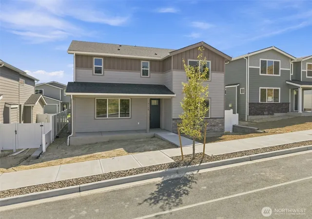 Photo 2 of Single family home for sale at 2145 Maple St, Wenatchee, WA 98801 | MLS# NWM2508341 | Listing updated on 2026-10-08