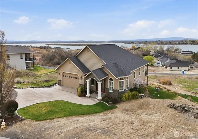 Photo 2 of Sale Pending at 228 Se Pelican, Moses Lake, WA 98837 | MLS# NWM2508415 | Listing updated on 2026-09-23