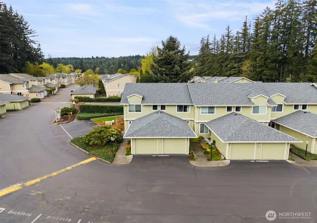 Photo 2 of Townhouse for sale at 3931 Nw Fairway Ln, Bremerton, WA 98312 | MLS# NWM2508817 | Listing updated on 2026-09-21