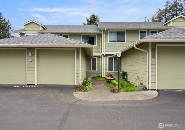 Photo 3 of Townhouse for sale at 3931 Nw Fairway Ln, Bremerton, WA 98312 | MLS# NWM2508817 | Listing updated on 2026-09-21