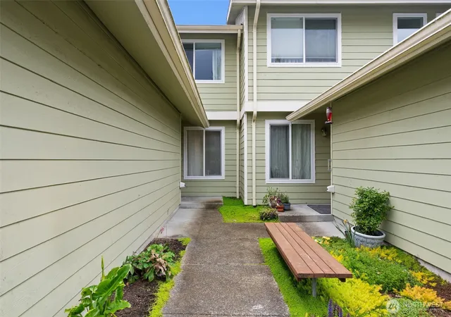 Photo 3 of Townhouse for sale at 3931 NW Fairway Ln, Bremerton, WA 98312 | MLS# NWM2508817 | Listing updated on 2026-09-21