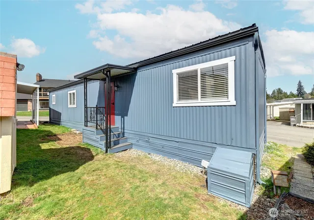 Photo 4 of Manufactured home for sale at 18501 52nd Avenue #49, Lynnwood, WA 98037 | MLS# NWM2509255 | Listing updated on 2026-09-22