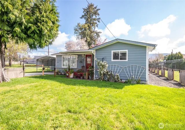 Photo 3 of Sale Pending at 722 Sw 2nd Avenue, Castle Rock, WA 98611 | MLS# NWM2509378 | Listing updated on 2026-08-17