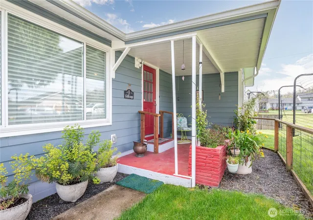 Photo 3 of Sale Pending at 722 SW 2nd Avenue, Castle Rock, WA 98611 | MLS# NWM2509378 | Listing updated on 2026-08-17