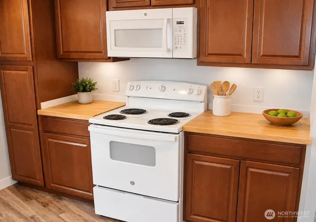 Photo 4 of Manufactured home for sale at 900 29th Avenue S #C-8, Auburn, WA 98002 | MLS# NWM2509395 | Listing updated on 2026-09-21