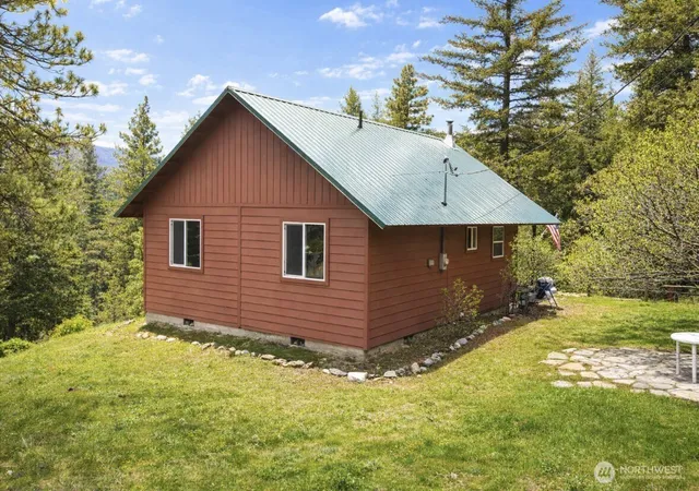 Photo 3 of Single family home for sale at 40 E Wannacut Ln, Oroville, WA 98844 | MLS# NWM2509610 | Listing updated on 2026-09-25