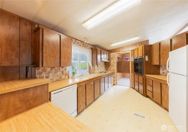 Photo 4 of Manufactured home for sale at 2725 E Fir St #112, Mount Vernon, WA 98273 | MLS# NWM2510190 | Listing updated on 2026-09-21