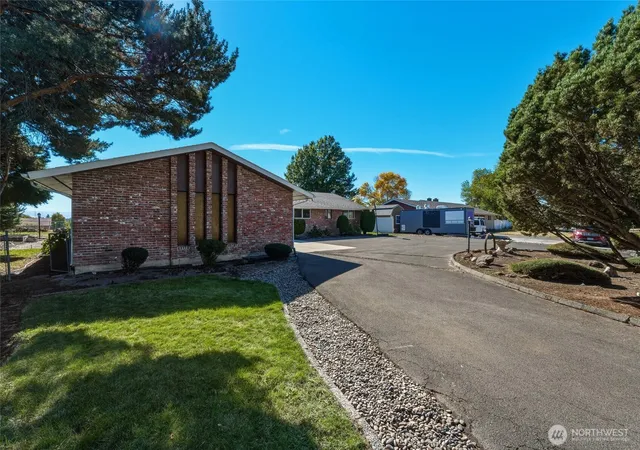 Photo 3 of Single family home for sale at 2314 Frazier Dr, Walla Walla, WA 99362 | MLS# NWM2510230 | Listing updated on 2026-10-12