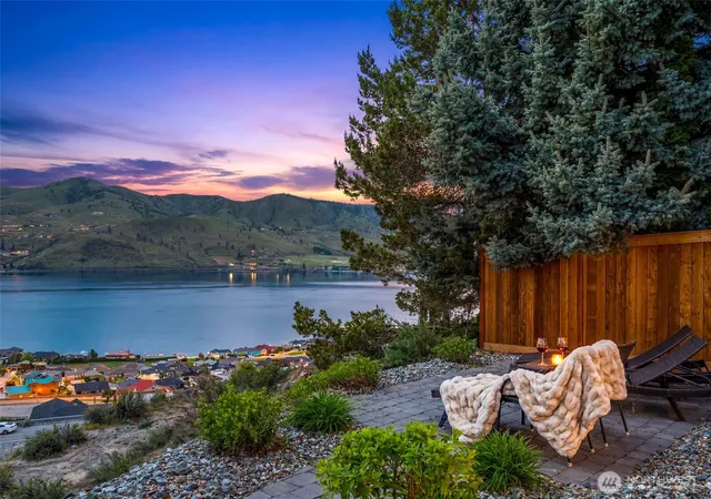 Photo 2 of Single family home for sale at 122 Lookout Way, Chelan, WA 98816 | MLS# NWM2510723 | Listing updated on 2026-09-18
