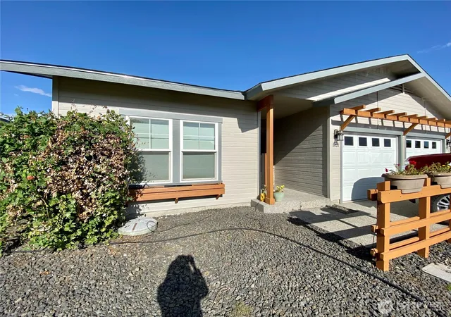 Photo 2 of Single family home for sale at 8021 Vialago Pkwy, Zillah, WA 98953 | MLS# NWM2510761 | Listing updated on 2026-09-21