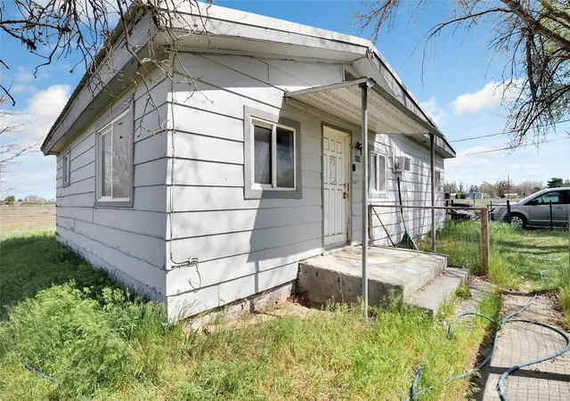 Photo 2 of Single family home for sale at 9550 Maple Dr Ne, Moses Lake, WA 98837 | MLS# NWM2510773 | Listing updated on 2026-09-21