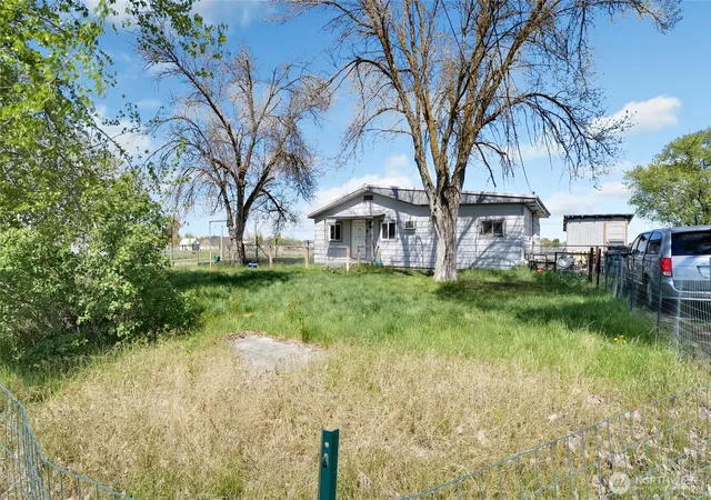 Photo 3 of Single family home for sale at 9550 Maple Dr Ne, Moses Lake, WA 98837 | MLS# NWM2510773 | Listing updated on 2026-09-21