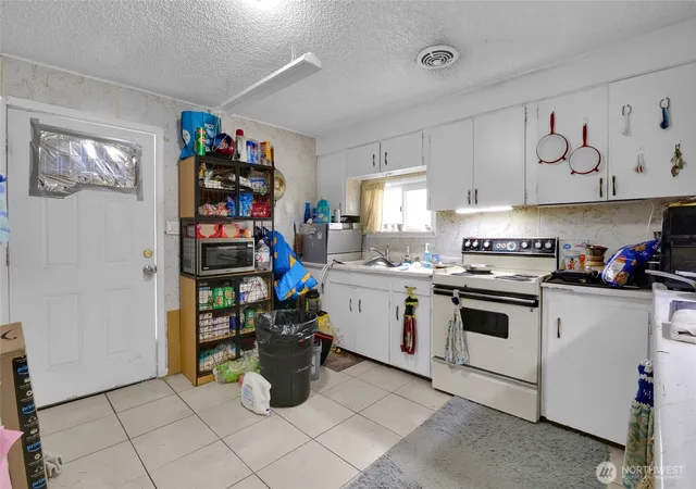 Photo 3 of Single family home for sale at 9550 Maple Dr NE, Moses Lake, WA 98837 | MLS# NWM2510773 | Listing updated on 2026-09-21