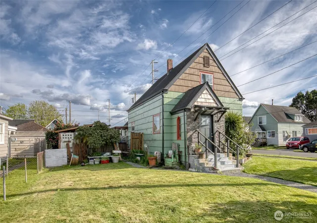 Photo 2 of Single family home for sale at 823 W 3rd Street, Aberdeen, WA 98520 | MLS# NWM2510778 | Listing updated on 2026-09-30