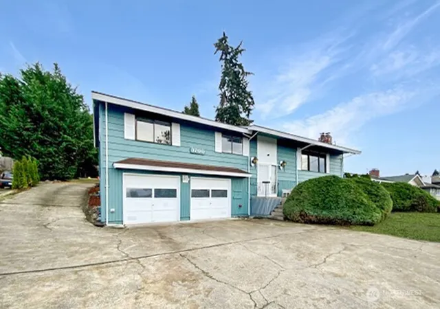 Photo 3 of Single family home for sale at 3700 Harbel Dr Ne, Bremerton, WA 98310 | MLS# NWM2511048 | Listing updated on 2026-09-21