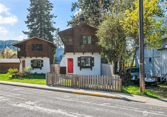 Photo 1 of Single family home for sale at 221 Evans St, Leavenworth, WA 98826 | MLS# NWM2511178 | Listing updated on 2026-10-01