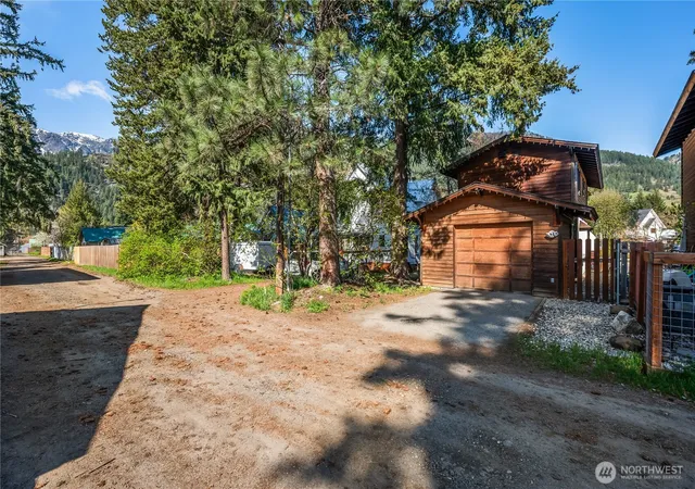 Photo 2 of Single family home for sale at 221 Evans St, Leavenworth, WA 98826 | MLS# NWM2511178 | Listing updated on 2026-10-01