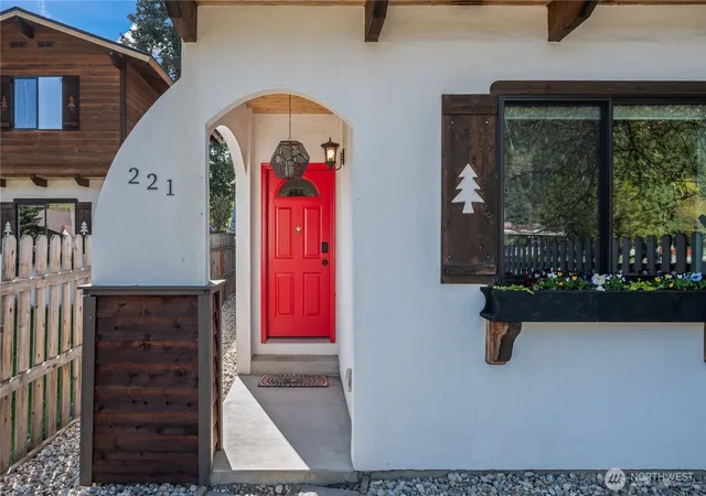 Photo 3 of Single family home for sale at 221 Evans St, Leavenworth, WA 98826 | MLS# NWM2511178 | Listing updated on 2026-10-01