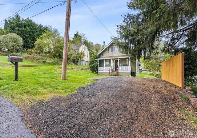 Photo 3 of Sale Pending at 516 Ballentine St, Raymond, WA 98577 | MLS# NWM2511220 | Listing updated on 2026-08-24
