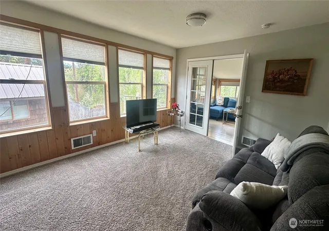 Photo 4 of Single family home for sale at 400 Bluff St, Winthrop, WA 98862 | MLS# NWM2511366 | Listing updated on 2026-09-21