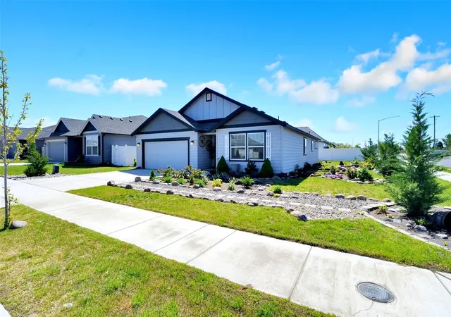 Photo 1 of Single family home for sale at 4735 W Cottontail St, Moses Lake, WA 98837 | MLS# NWM2511684 | Listing updated on 2026-09-21