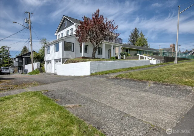Photo 3 of Single family home for sale at 713 N Broadway St, Aberdeen, WA 98520 | MLS# NWM2512000 | Listing updated on 2026-09-21