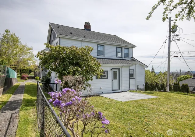 Photo 3 of Single family home for sale at 713 N Broadway St, Aberdeen, WA 98520 | MLS# NWM2512000 | Listing updated on 2026-09-21