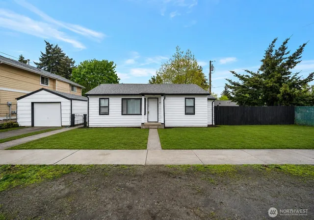 Photo 2 of Sale Pending at 904 B St Se, Auburn, WA 98002 | MLS# NWM2512558 | Listing updated on 2026-09-29