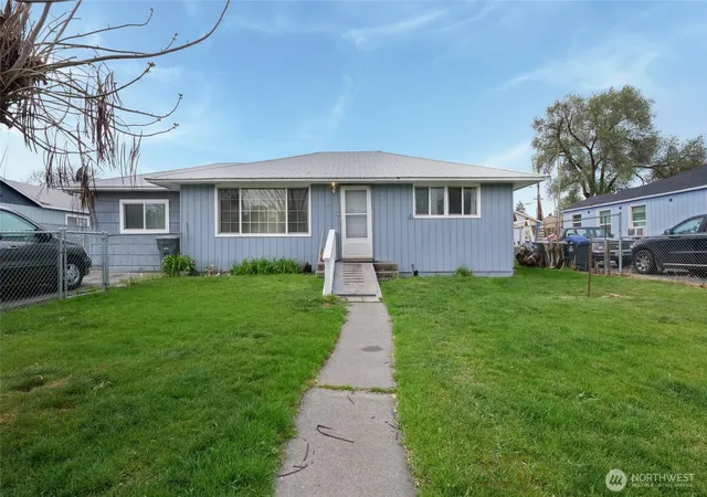 Photo 1 of Single family home for sale at 542 N Central Dr, Moses Lake, WA 98837 | MLS# NWM2512742 | Listing updated on 2026-09-21