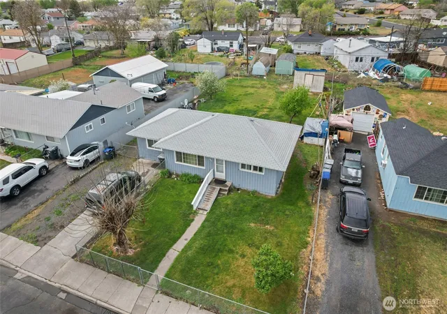 Photo 3 of Single family home for sale at 542 N Central Dr, Moses Lake, WA 98837 | MLS# NWM2512742 | Listing updated on 2026-09-21