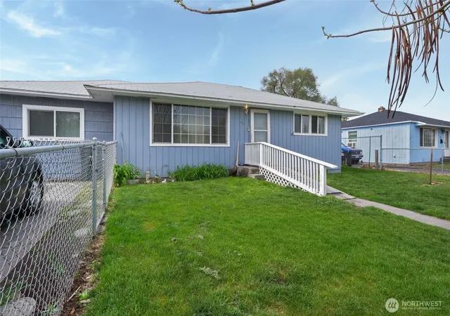 Photo 4 of Single family home for sale at 542 N Central Dr, Moses Lake, WA 98837 | MLS# NWM2512742 | Listing updated on 2026-09-21
