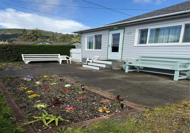 Photo 2 of Single family home for sale at 1919 Riddell St, Raymond, WA 98577 | MLS# NWM2513362 | Listing updated on 2026-09-21