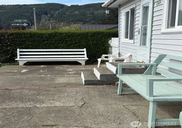 Photo 3 of Single family home for sale at 1919 Riddell St, Raymond, WA 98577 | MLS# NWM2513362 | Listing updated on 2026-09-21