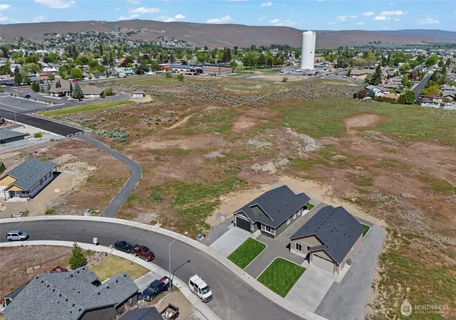 Photo 2 of Single family home for sale at 13 Parkside Lp, Ephrata, WA 98823 | MLS# NWM2513372 | Listing updated on 2026-09-21