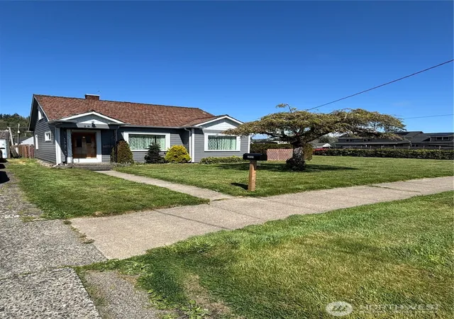 Photo 2 of Single family home for sale at 2835 Pacific Ave, Hoquiam, WA 98550 | MLS# NWM2513733 | Listing updated on 2026-09-21