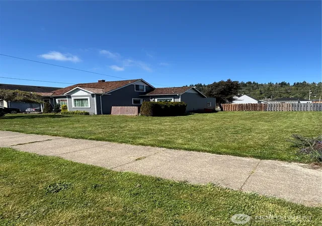 Photo 3 of Single family home for sale at 2835 Pacific Ave, Hoquiam, WA 98550 | MLS# NWM2513733 | Listing updated on 2026-09-21