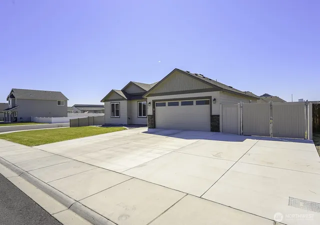 Photo 2 of Sale Pending at 1012 8th Avenue Ne, Ephrata, WA 98823 | MLS# NWM2513819 | Listing updated on 2026-09-30