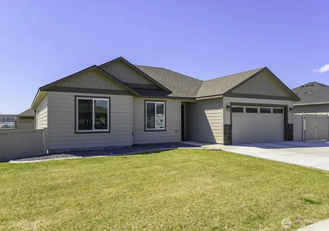 Photo 3 of Sale Pending at 1012 8th Avenue Ne, Ephrata, WA 98823 | MLS# NWM2513819 | Listing updated on 2026-09-30