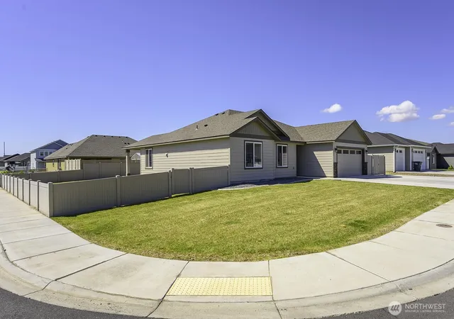 Photo 3 of Sale Pending at 1012 8th Avenue NE, Ephrata, WA 98823 | MLS# NWM2513819 | Listing updated on 2026-09-30