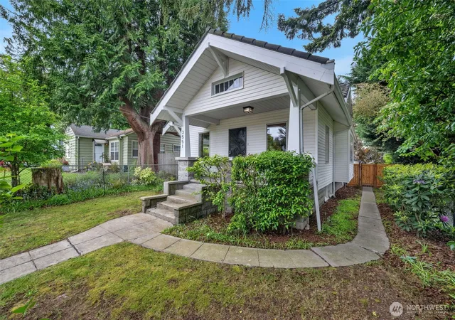 Photo 3 of Single family home for sale at 3551 SW 99th Street, Seattle, WA 98126 | MLS# NWM2513925 | Listing updated on 2026-09-28