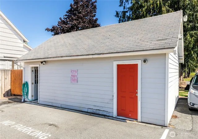 Photo 3 of Sale Pending at 2054 Roosevelt Ave, Enumclaw, WA 98022 | MLS# NWM2513957 | Listing updated on 2026-09-25